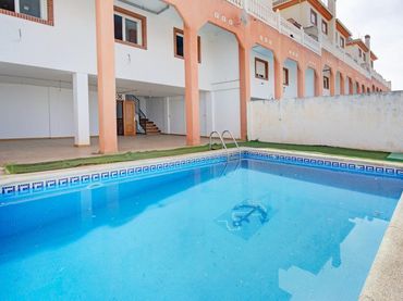 Terraced house with pool for sale in Peligros