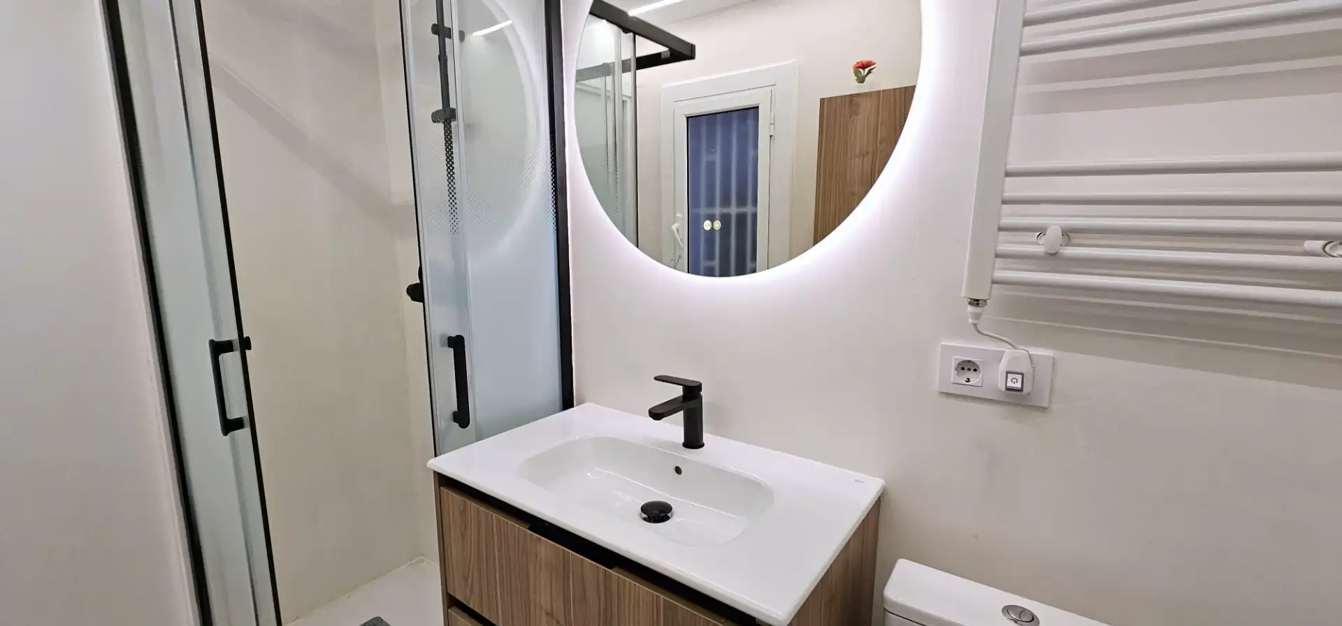 Baño de Planta baja de alquiler en Barcelona con Aire acondicionado, Calefacción y Parquet