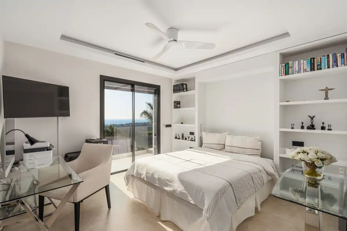Dormitori de Casa o xalet en venda en Marbella amb Aire condicionat, Jardí privat i Terrassa