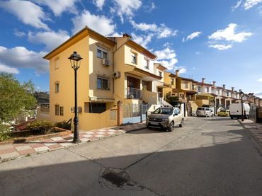 House with balcony for sale in Alfacar