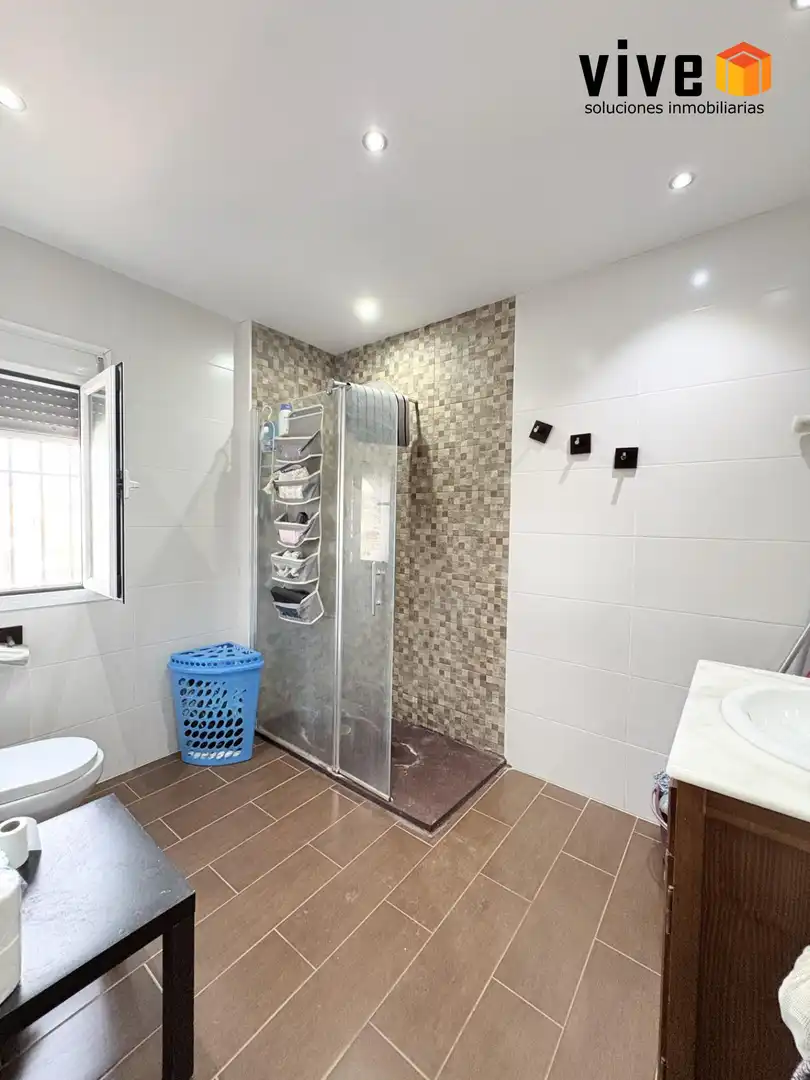 Baño de Casa adosada en venta en Mairena del Aljarafe con Aire acondicionado, Calefacción y Jardín privado
