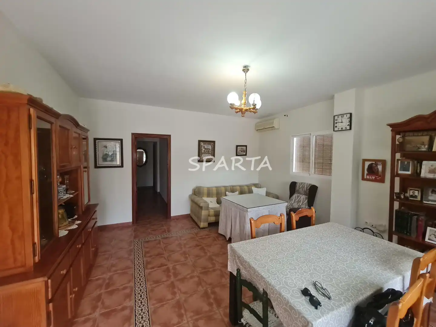 Wohnzimmer von Country house zum Verkauf in Sanlúcar la Mayor mit Privatgarten, Schwimmbad und Ofen