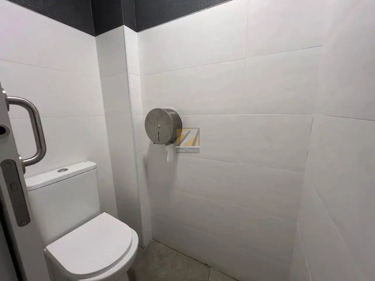 Baño de Local en venta en Oviedo  con Aire acondicionado y Alarma