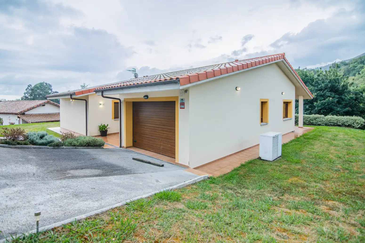 Vista exterior de Casa o xalet en venda en Ribadesella amb Calefacció, Jardí privat i Terrassa