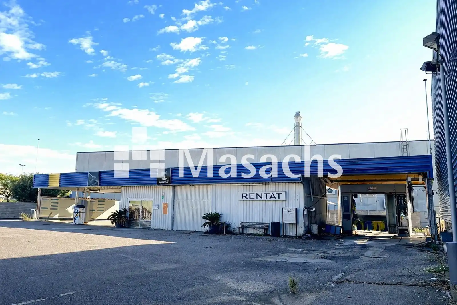 Vista exterior de Nau industrial en venda en Figueres