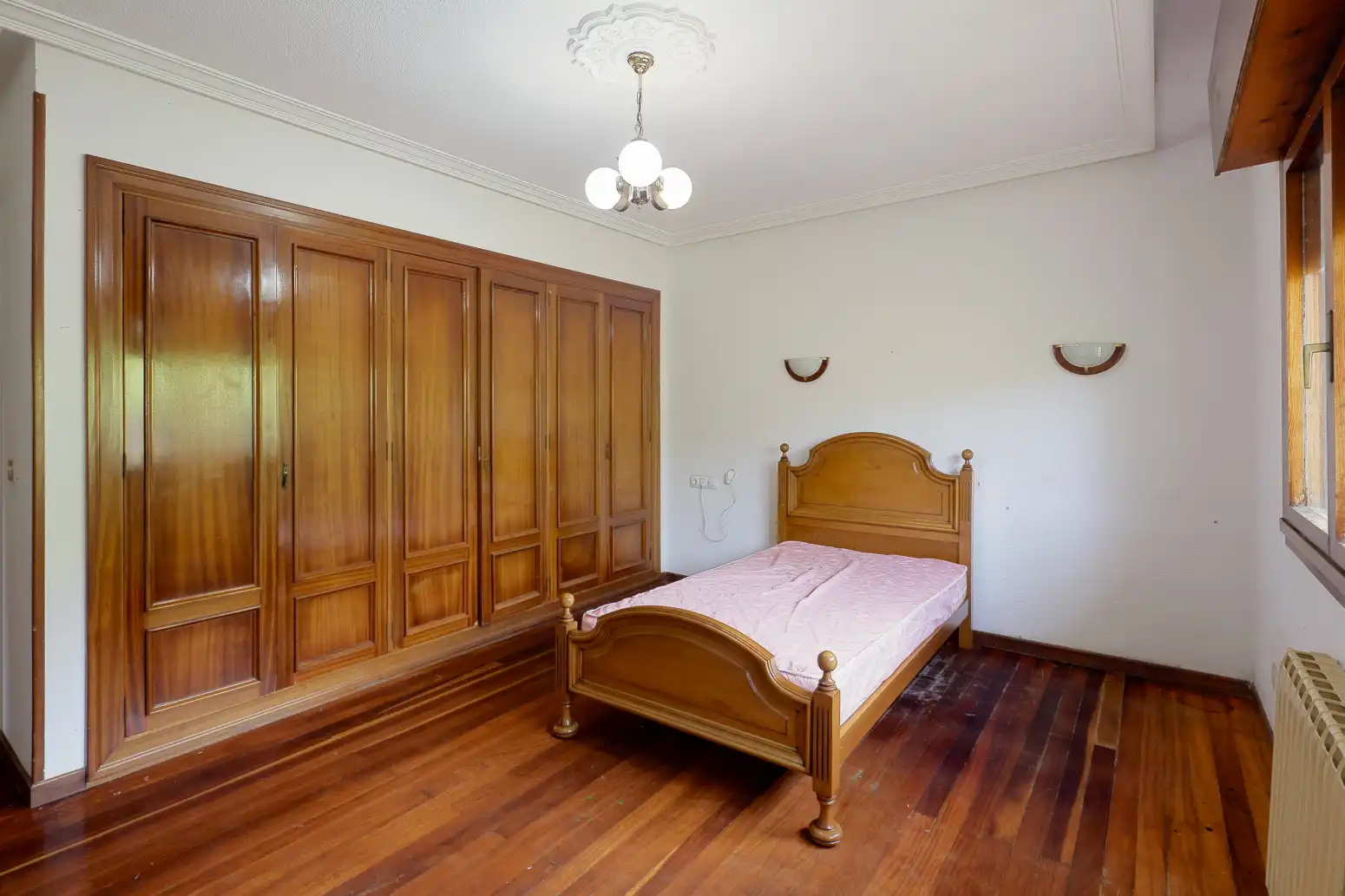 Dormitori de Casa o xalet en venda en Gijón  amb Calefacció, Parquet i Terrassa