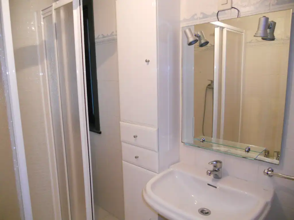 Baño de Piso de alquiler en Santiago de Compostela  con Calefacción, Trastero y Horno