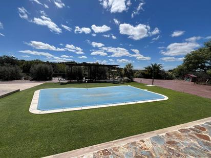 Piscina de Casa o xalet en venda en Hontoba amb Aire condicionat, Calefacció i Jardí privat