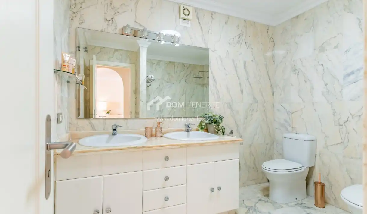 Badezimmer von Wohnung zum Verkauf in Santiago del Teide mit Terrasse, Abstellraum und Schwimmbad