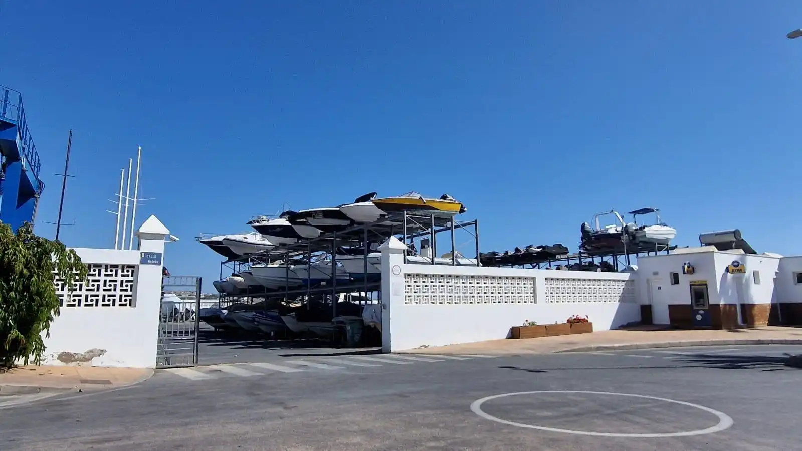 Parkplatz von Einfamilien-Reihenhaus zur Miete in San Bartolomé de Tirajana mit Klimaanlage, Privatgarten und Terrasse