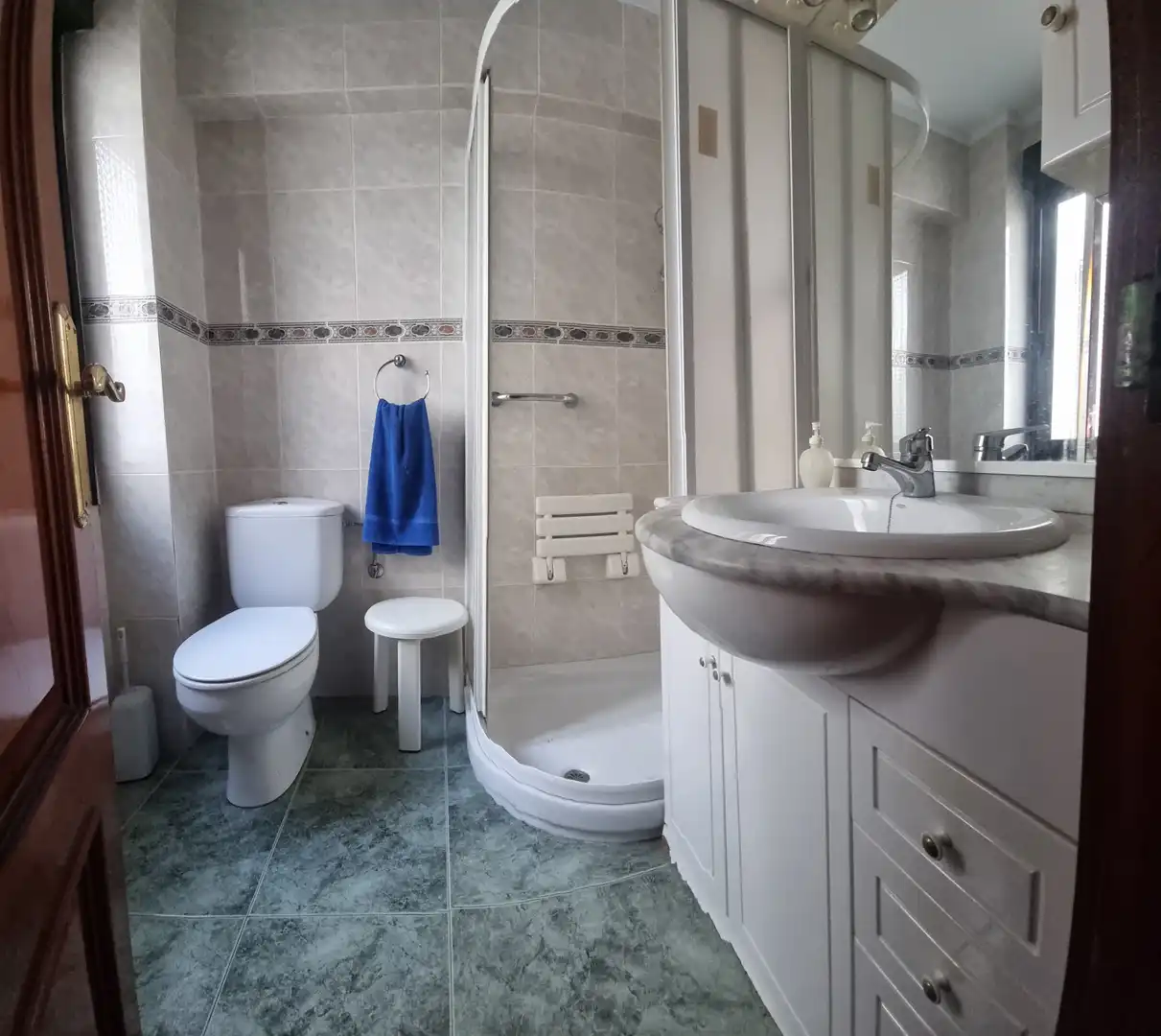 Bany de Pis en venda en Bilbao  amb Calefacció, Parquet i Terrassa