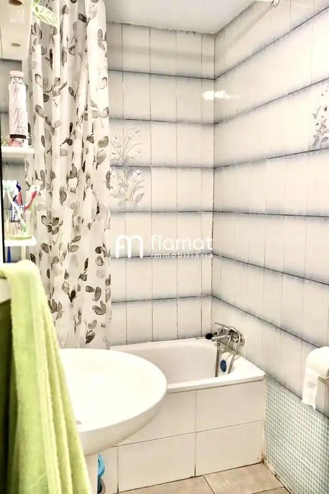 Bathroom of Ground floor for sale in Santa Coloma de Gramenet