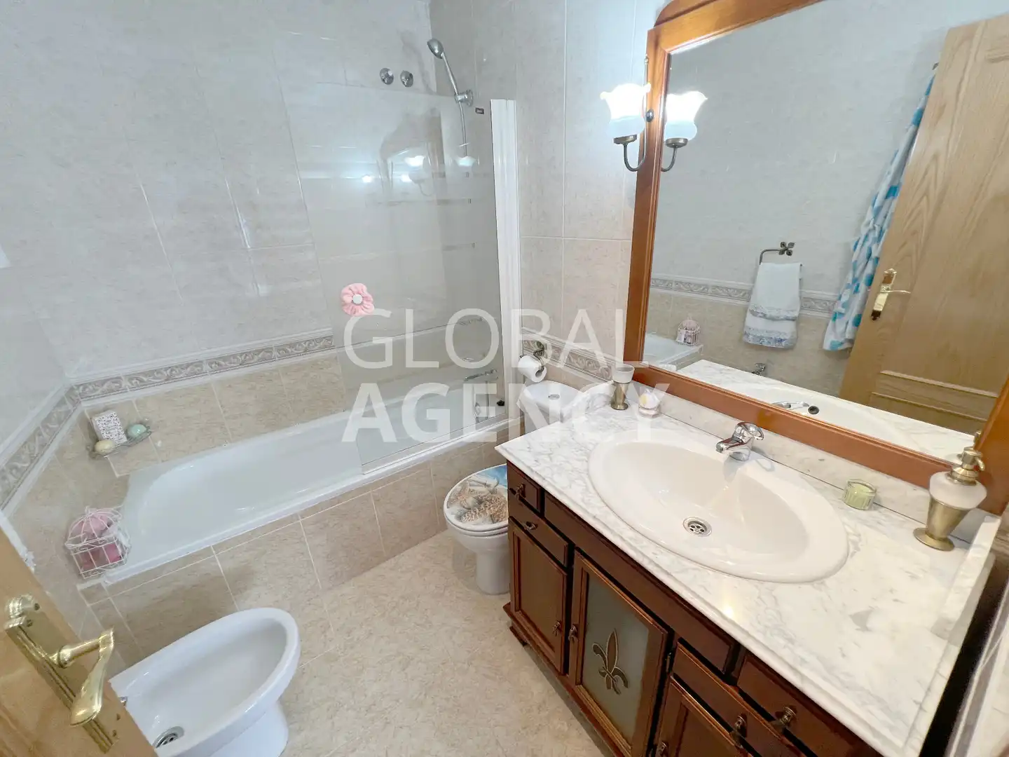 Baño de Casa adosada en venta en Torrejón del Rey con Calefacción, Jardín privado y Horno