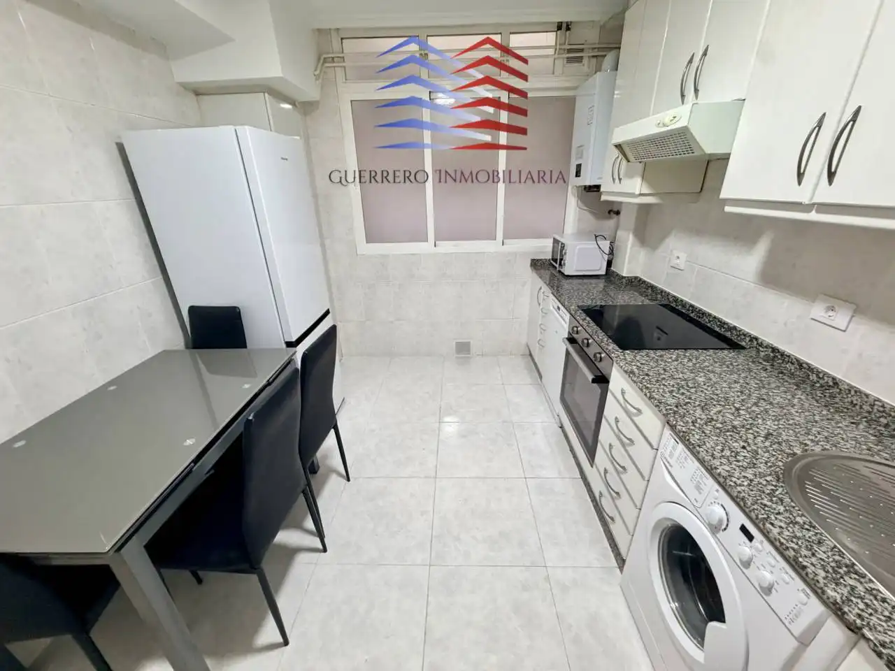 Cocina de Piso de alquiler en Ourense Capital  con Calefacción, Parquet y Alarma