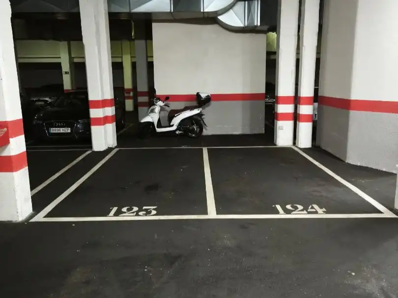 Parkplatz von Garage zur Miete in Oeste
