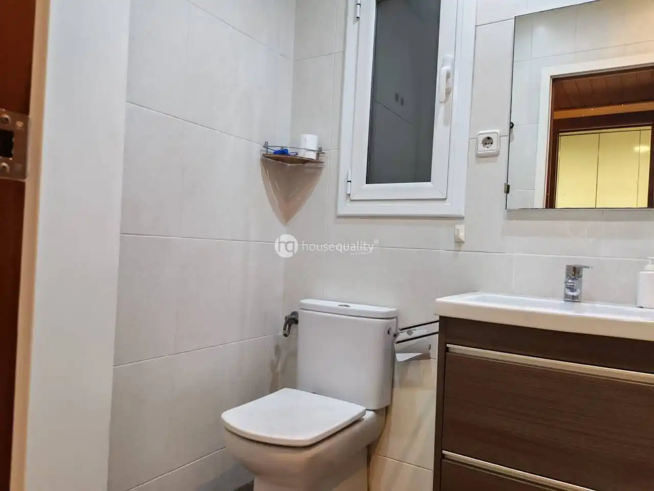 Badezimmer von Wohnung zur Miete in Barcelona mit Klimaanlage, Terrasse und Balkon