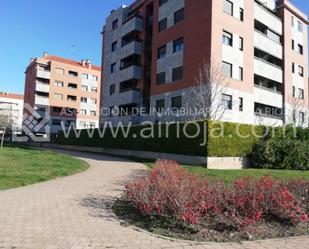 Vista exterior de Pis de lloguer en  Logroño amb Aire condicionat, Terrassa i Piscina