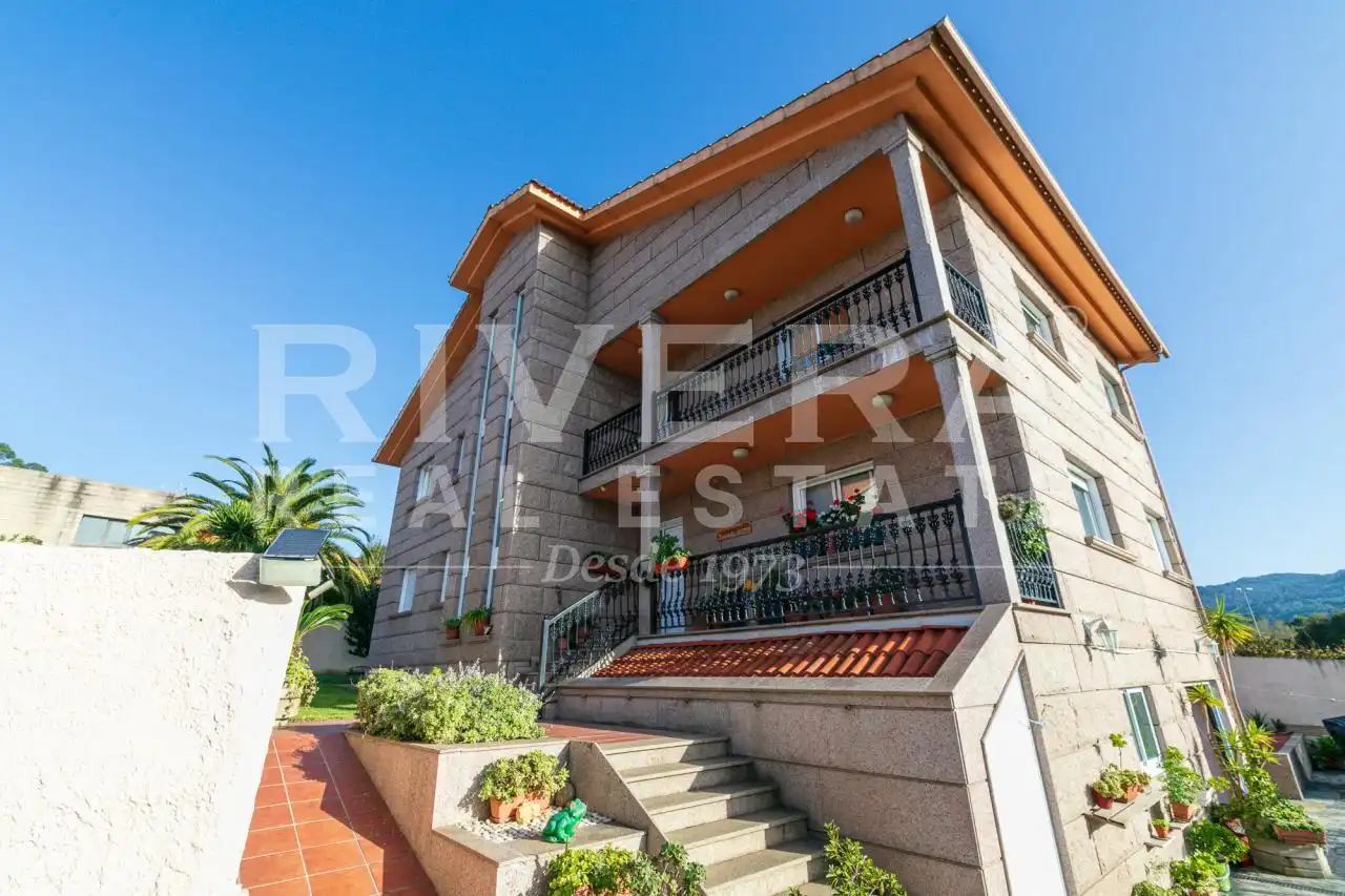 Vista exterior de Casa o chalet en venta en Vigo  con Calefacción, Jardín privado y Parquet