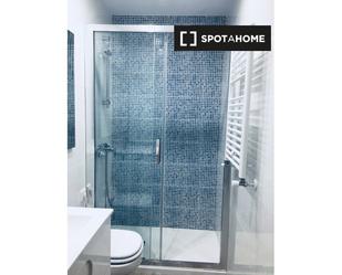 Bathroom of Flat to rent in  Madrid Capital  with Air Conditioner, Heating and Furnished