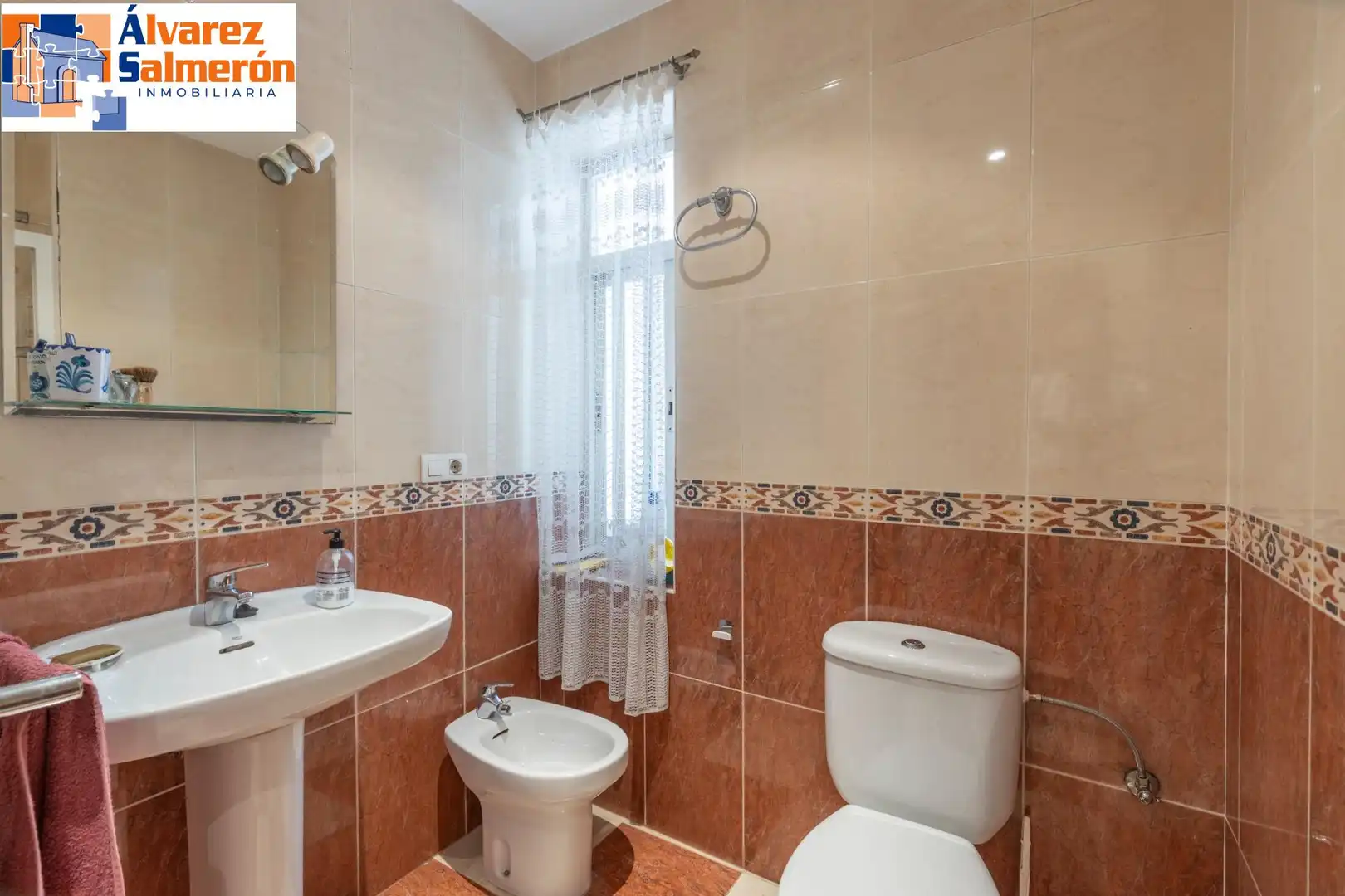 Badezimmer von Wohnung zum Verkauf in Granada mit Klimaanlage und Heizung