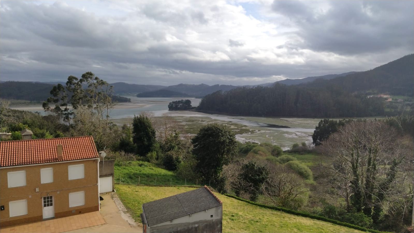 Vista exterior de Casa o xalet en venda en Cariño amb Jardí privat, Parquet i Terrassa