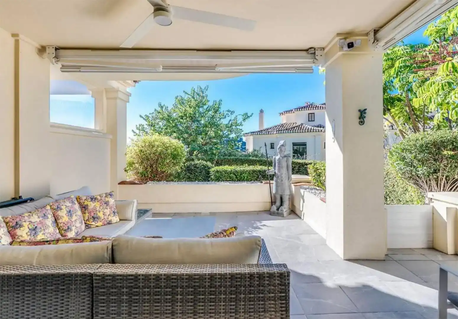 Terraza de Piso en venta en Benahavís con Aire acondicionado y Piscina