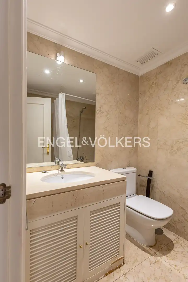 Baño de Piso en venta en Madrid con Calefacción, Terraza y Trastero