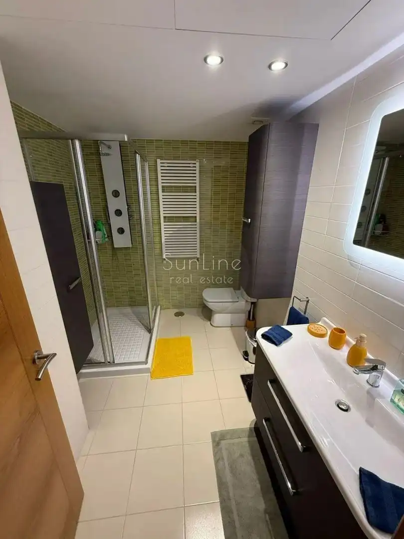 Badezimmer von Wohnung zur Miete in Quatre Carreres