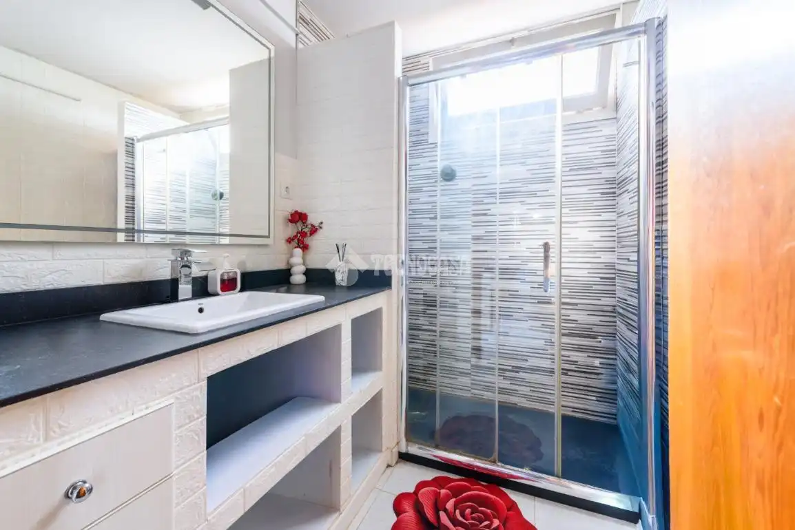 Semi-detached house with terrace for sale in Av. Corts Catalanes, imagen 2
