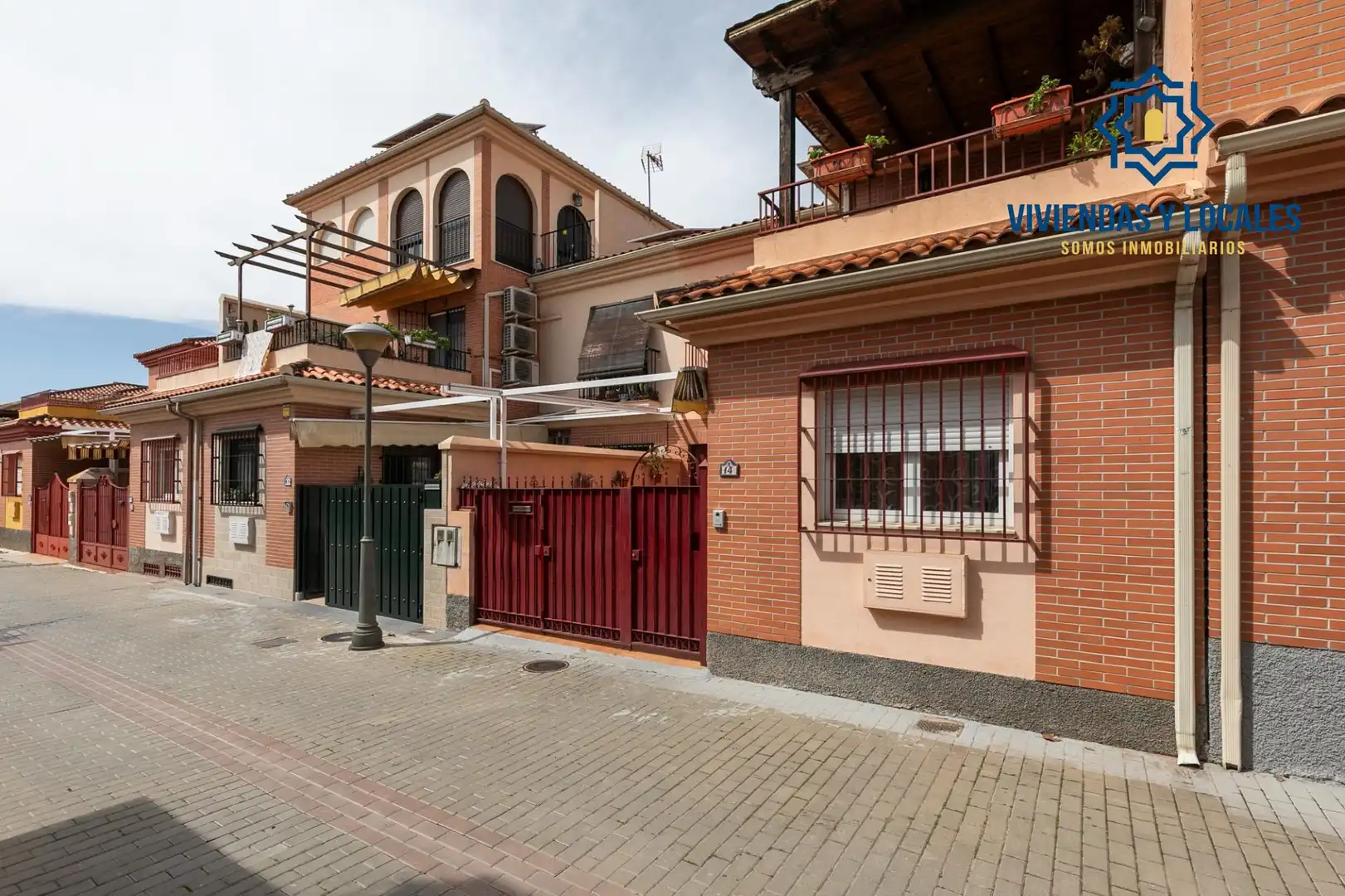 Casa adosada en venta en Angustias - Chana - Encina