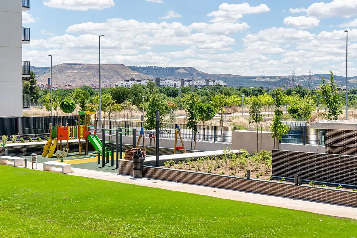 Vista exterior de Planta baixa de lloguer en Alcalá de Henares amb Aire condicionat, Jardí privat i Traster