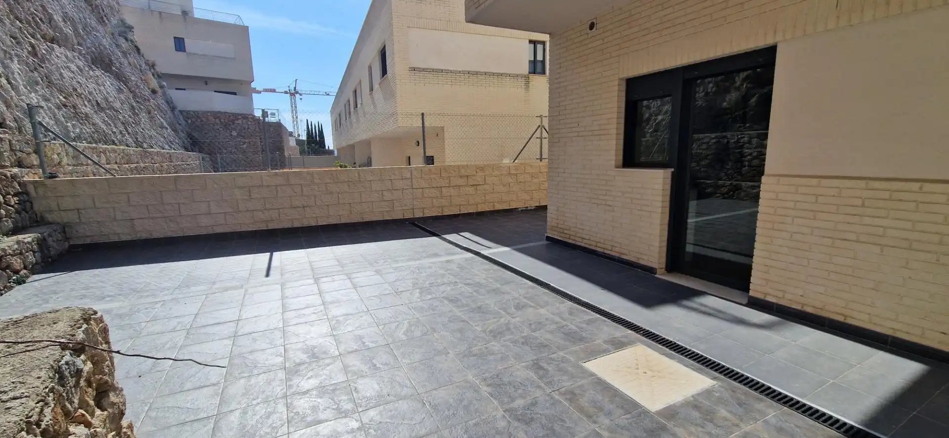 Terrasse von Einfamilien-Reihenhaus zum Verkauf in Cullera mit Klimaanlage, Privatgarten und Terrasse