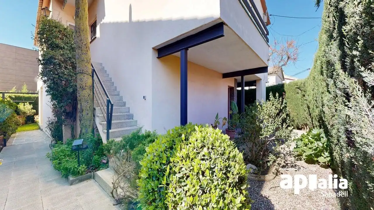 Vista exterior de Casa o xalet en venda en Barberà del Vallès amb Aire condicionat, Calefacció i Jardí privat