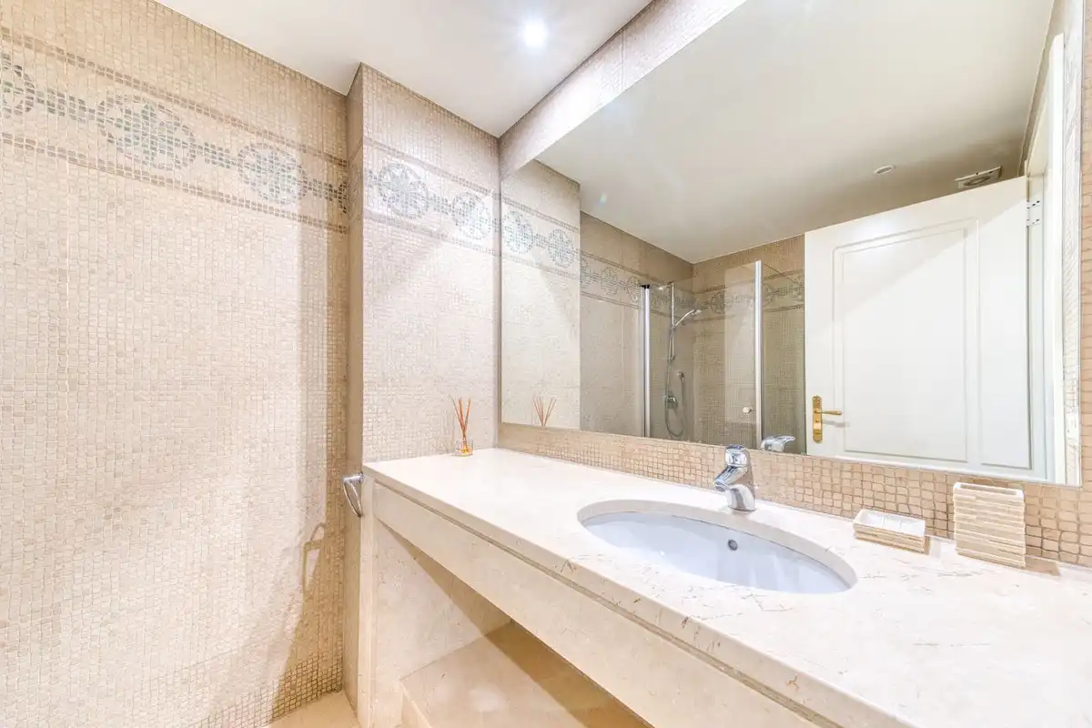 Baño de Apartamento en venta en Benahavís con Aire acondicionado, Terraza y Piscina comunitaria