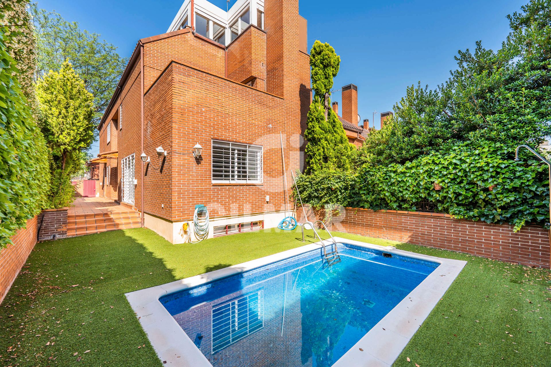 Piscina de Casa adosada en venda en  Madrid Capital amb Aire condicionat, Calefacció i Jardí privat