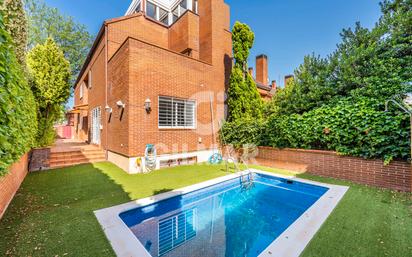 Swimming pool of Single-family semi-detached for sale in  Madrid Capital  with Air Conditioner, Heating and Private garden
