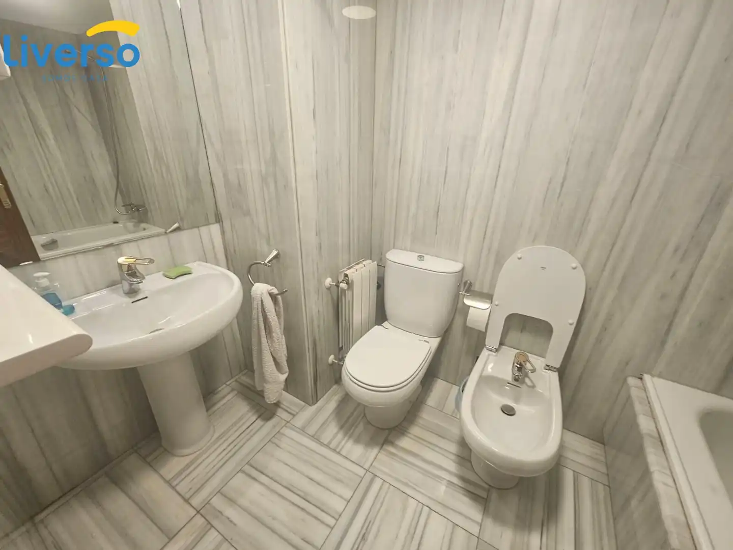 Bathroom of Flat for rent in Burgos  with Parquet flooring and Terrace