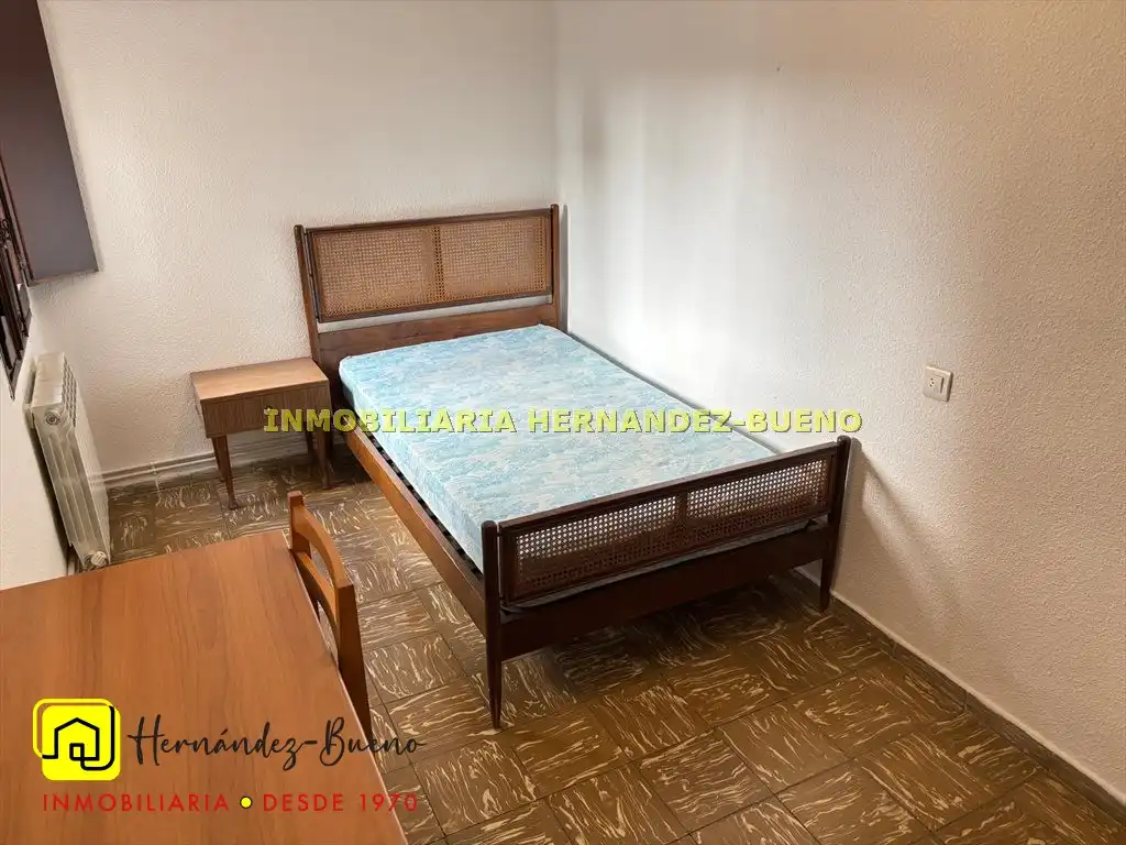 Dormitori de Pis en venda en San Bernardo - Carmelitas - Campus