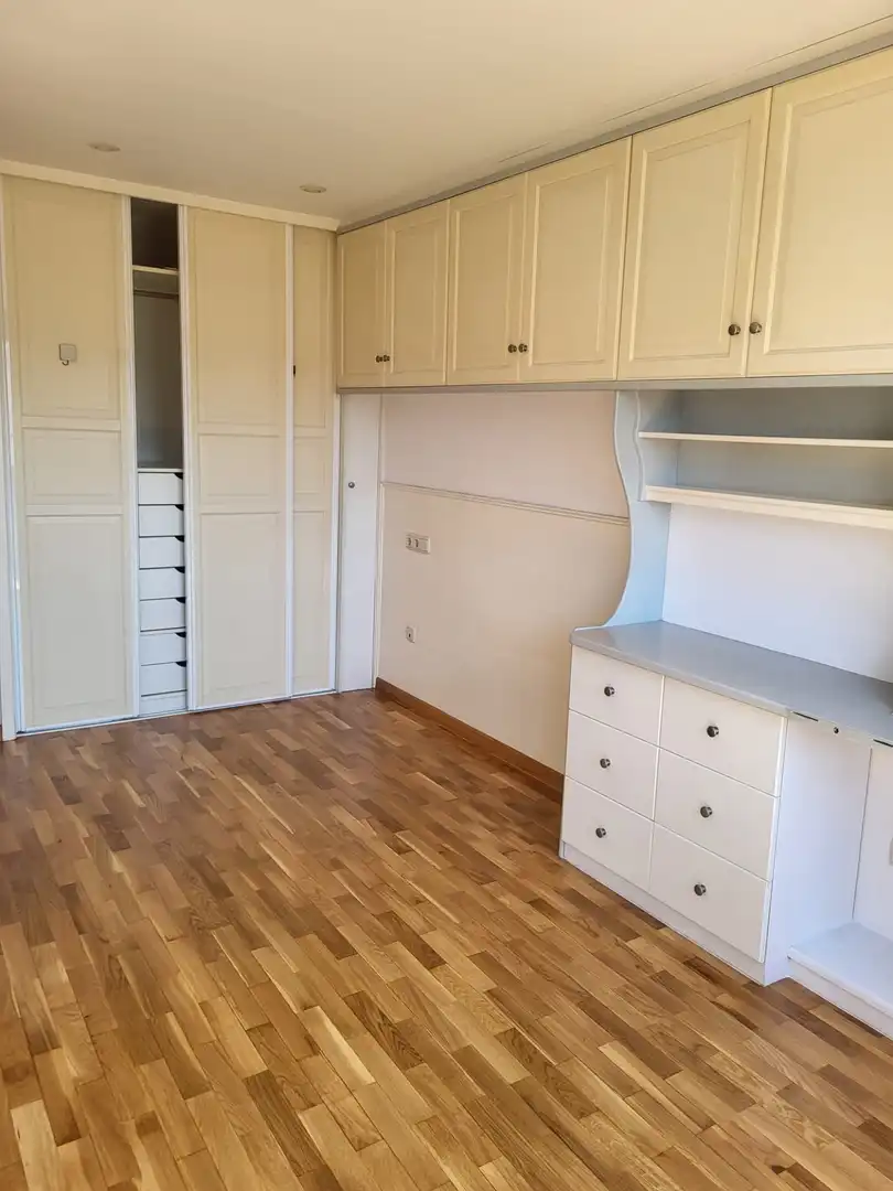 Habitación de Piso de alquiler en Gijón  con Calefacción, Parquet y Amueblado