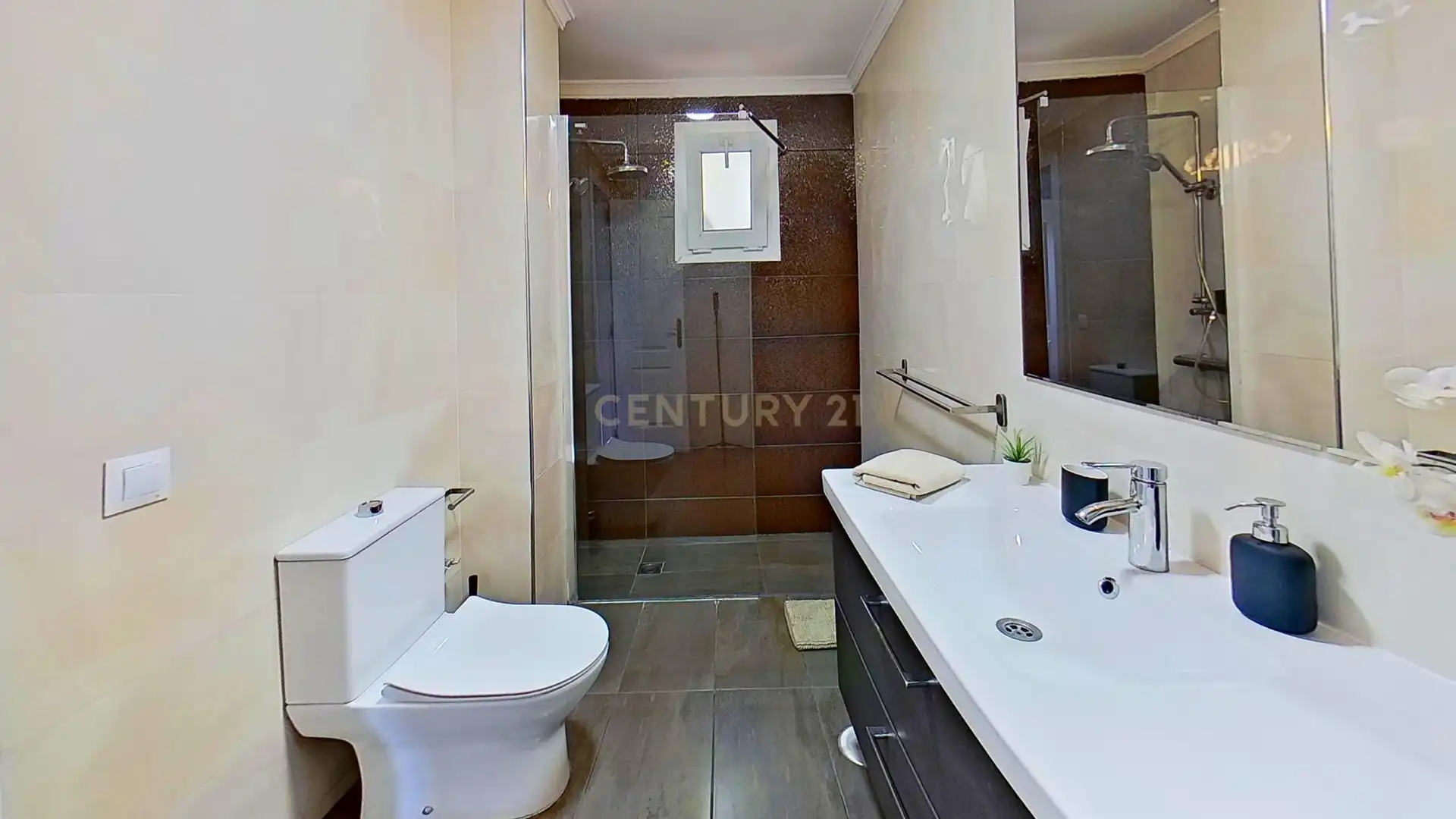 Baño de Piso en venta en Benalmádena con Aire acondicionado, Trastero y Horno