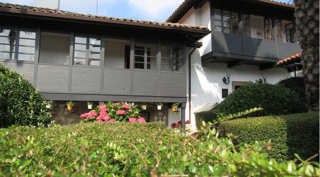 Vista exterior de Finca rústica en venda en Pravia amb Calefacció, Jardí privat i Parquet