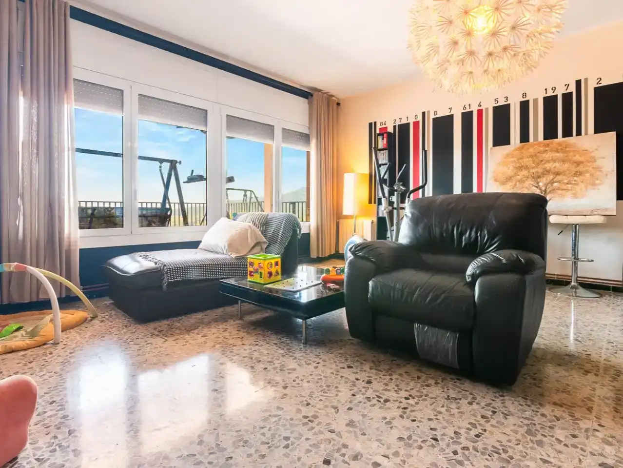 Sala d'estar de Planta baixa en venda en Argentona amb Aire condicionat, Terrassa i Piscina