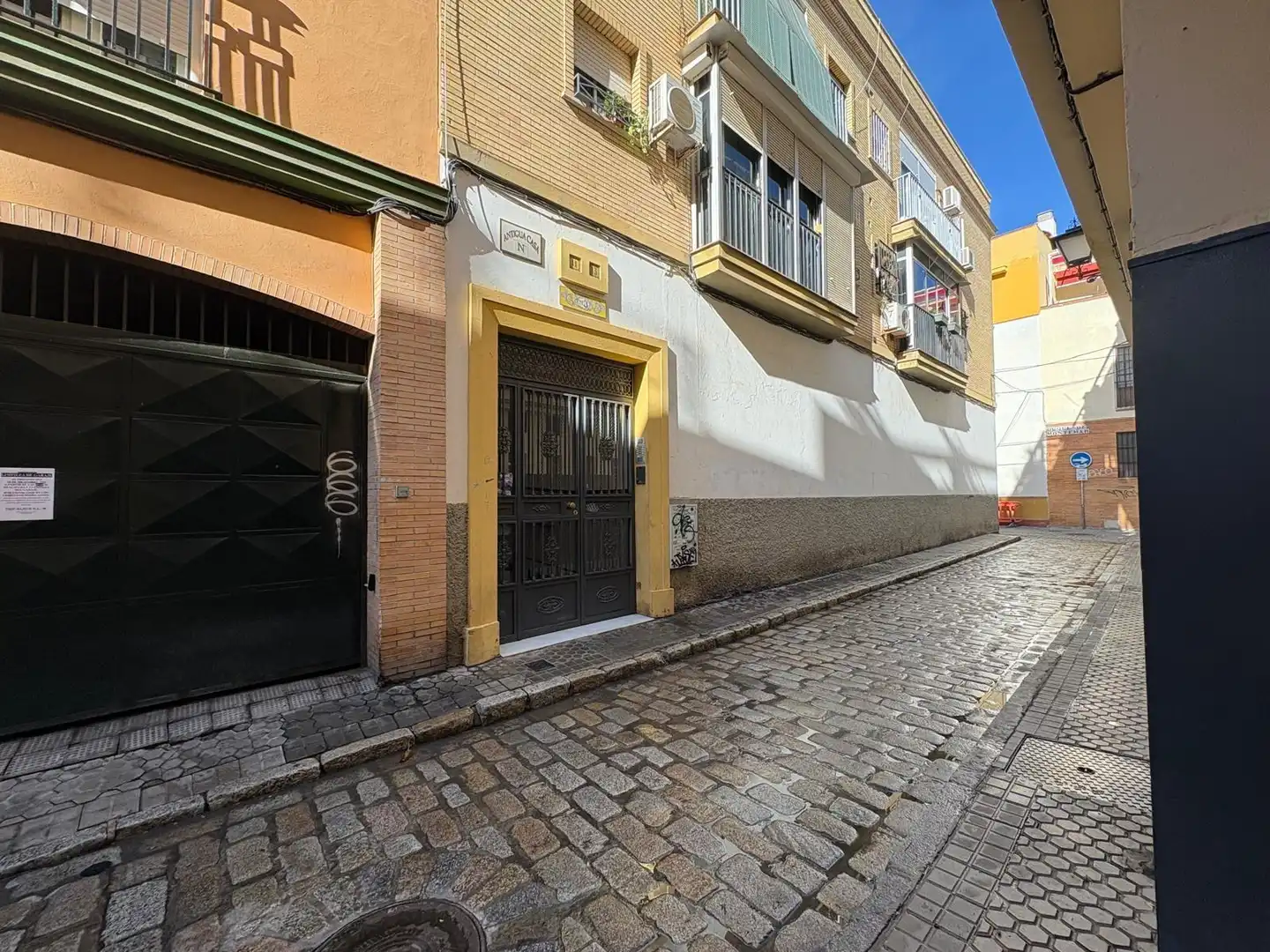 Exterior view of Flat for sale in Sevilla  with Air Conditioner, Terrace and Storage room