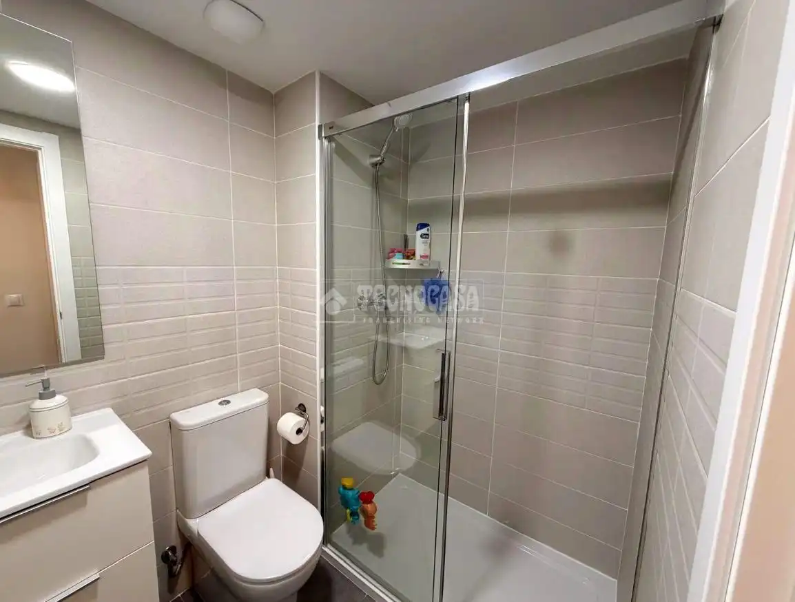 Bathroom of Flat for sale in Madrid  with Air Conditioner, Heating and Terrace