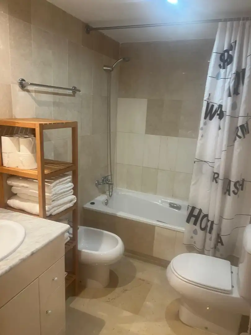Baño de Apartamento de alquiler en Marbella con Aire acondicionado, Terraza y Trastero