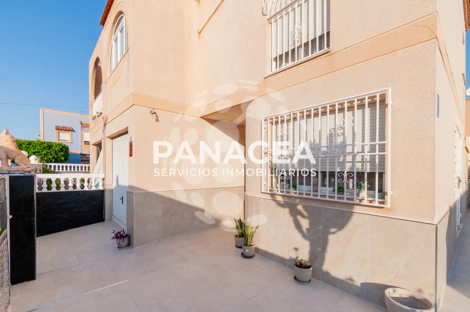 Vista exterior de Casa adosada en venda en Roquetas de Mar amb Jardí privat, Terrassa i Moblat