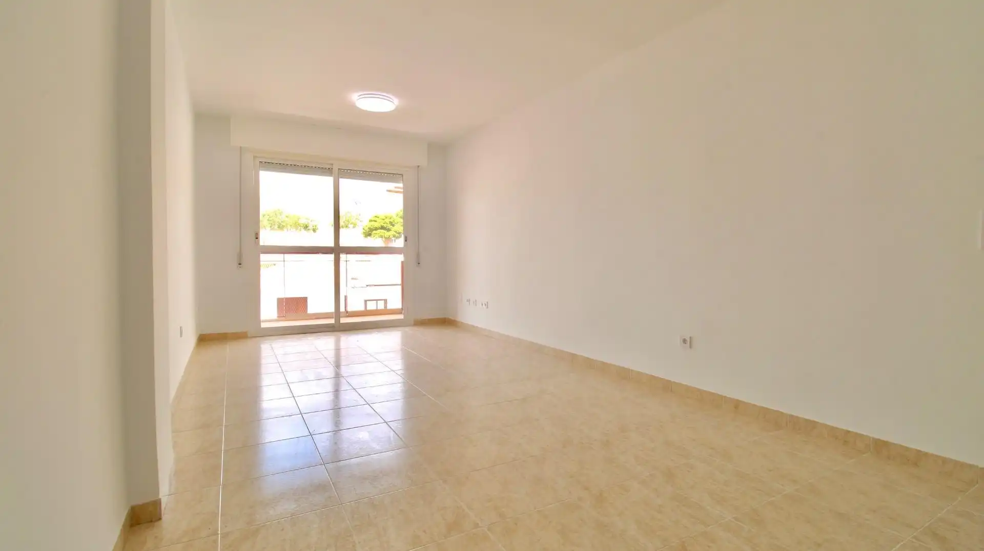 Sala de estar de Piso en venta en Roquetas de Mar con Jardín privado, Terraza y Piscina comunitaria