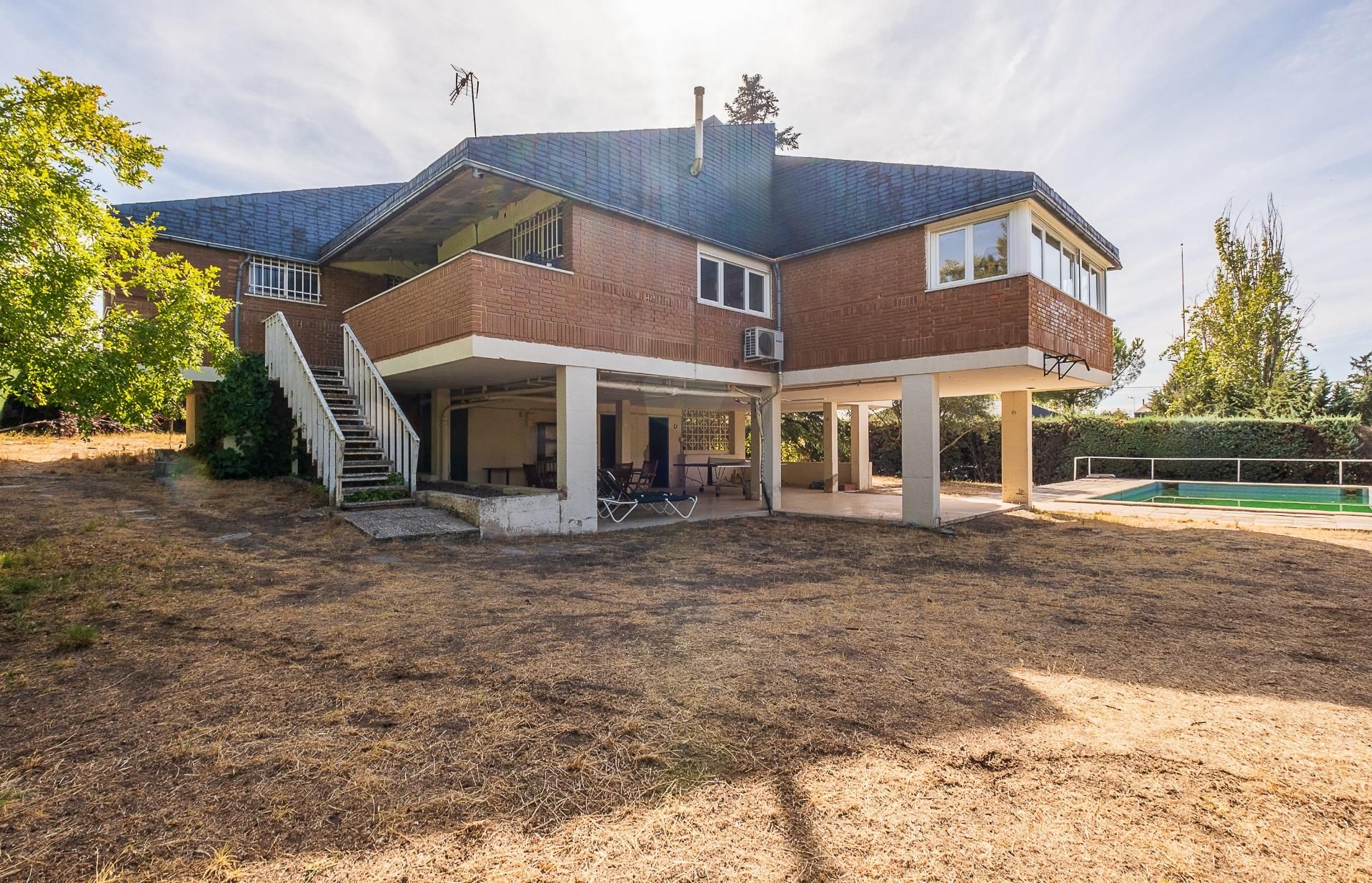 Vista exterior de Casa o xalet en venda en Las Rozas de Madrid amb Aire condicionat, Calefacció i Jardí privat