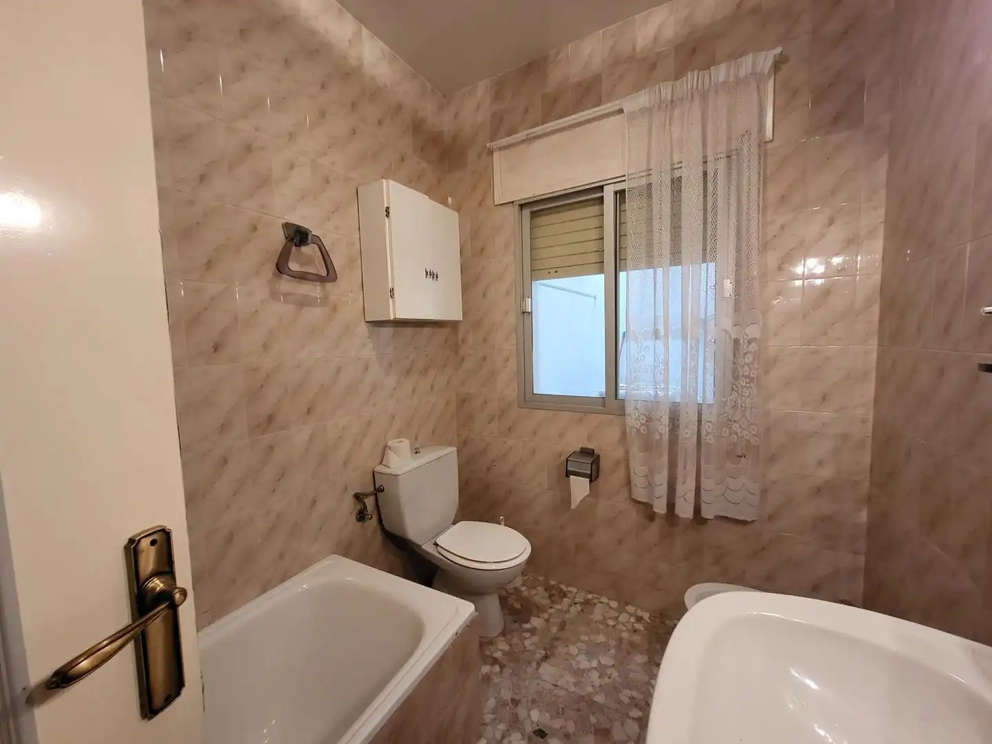 Bany de Casa o xalet en venda en El Picazo   amb Calefacció, Terrassa i Moblat