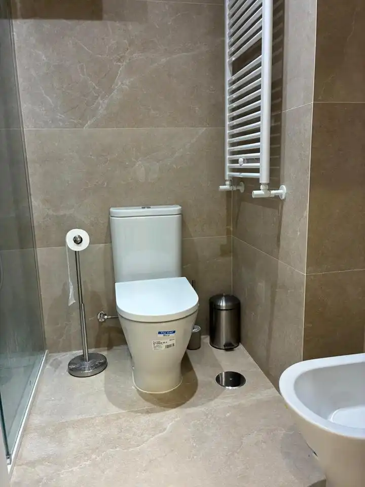 Badezimmer von Wohnungen zur Miete in Madrid mit Klimaanlage, Heizung und Möbliert